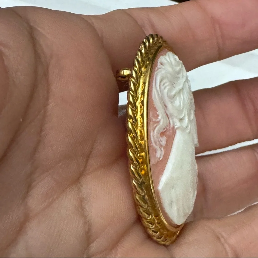 Beautiful Vintage Lady Cameo Brooch